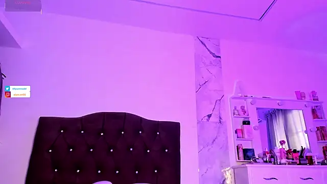 Snapshot of alysson_18 chatting on July 3, 2:23 pm alysson 18 online show from July 3, 2:23 pm