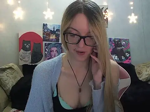 SecretSophia online show from October 1, 9:32 pm