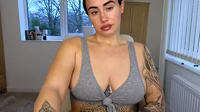 Snapshot of LibbyLoveHeartx chatting on February 10, 8:29 am LibbyLoveHeartx online show from February 10, 8:29 am