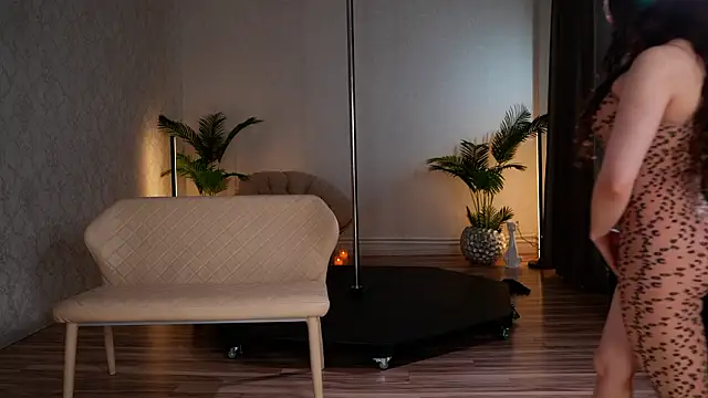 KittyCaitlin online show from March 29, 9:15 pm