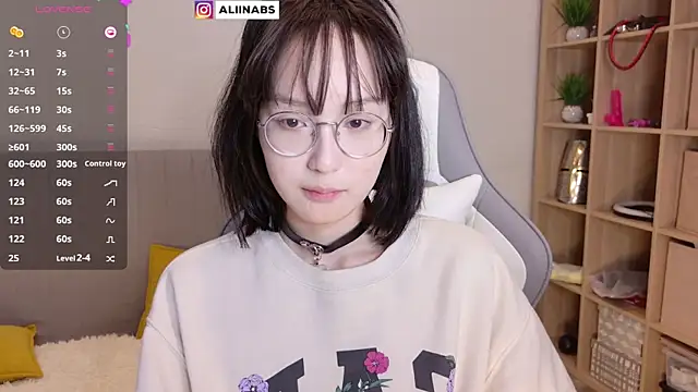 Snapshot of aliiiiiina chatting on February 6, 7:07 pm aliiiiiina online show from February 6, 7:07 pm