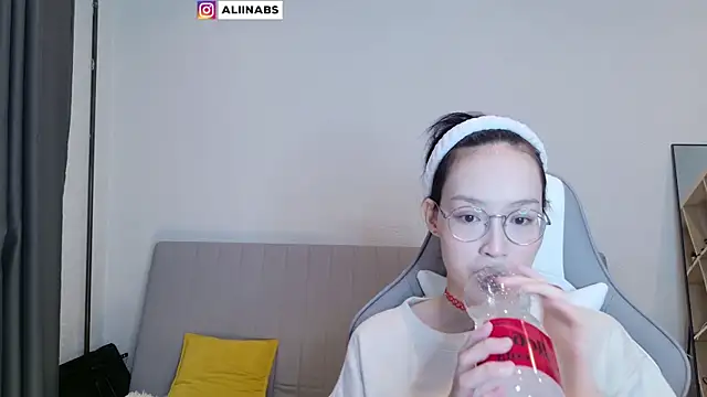 Snapshot of aliiiiiina chatting on February 17, 1:04 am aliiiiiina online show from February 17, 1:04 am