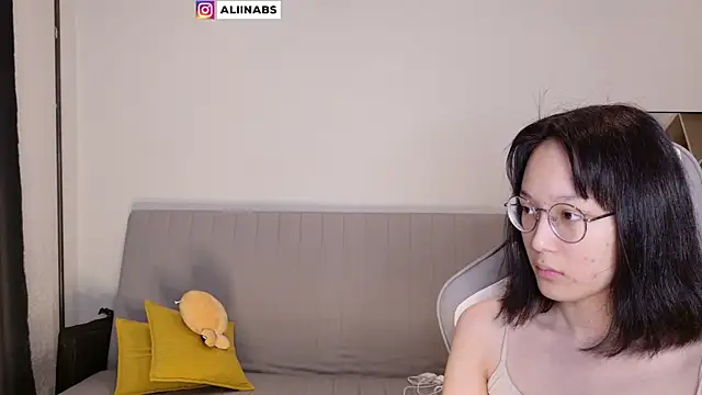 Snapshot of aliiiiiina chatting on March 23, 2:04 am aliiiiiina online show from March 23, 2:04 am