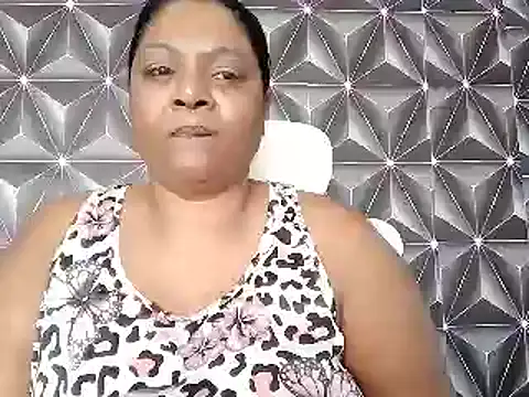 Snapshot of IndianDelia chatting on October 18, 8:15 am IndianDelia online show from October 18, 8:15 am
