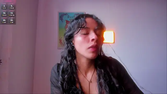 Snapshot of aluna_0310 chatting on March 1, 10:01 pm aluna 0310 online show from March 1, 10:01 pm