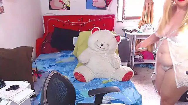 Snapshot of lucy_belle_bm chatting on February 3, 5:56 pm lucy belle bm online show from February 3, 5:56 pm