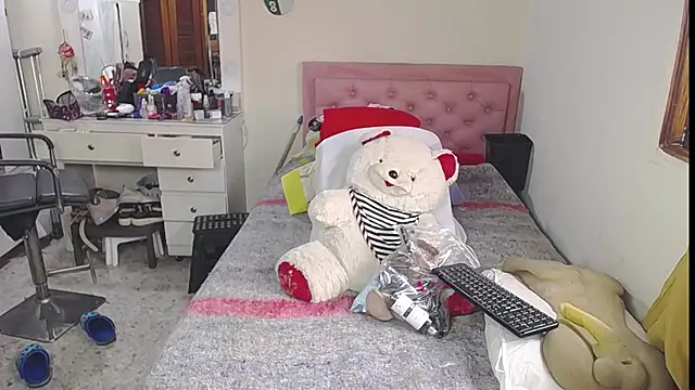 Snapshot of lucy_belle_bm chatting on June 25, 2:21 pm lucy belle bm online show from June 25, 2:21 pm
