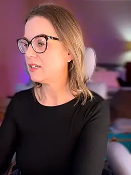 Snapshot of MaiseKnox chatting on February 18, 11:44 pm MaiseKnox online show from February 18, 11:44 pm