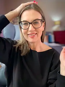 MaiseKnox online show from March 15, 6:25 pm