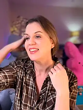 MaiseKnox online show from April 1, 9:45 pm