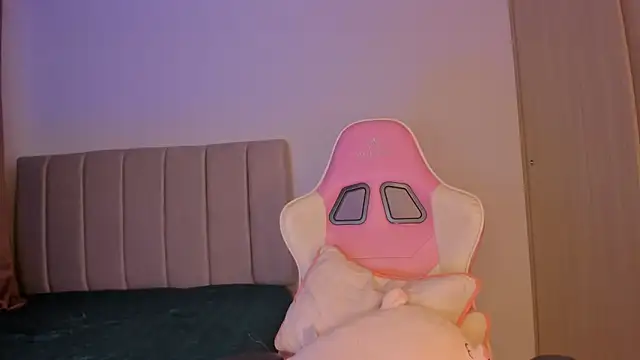 Snapshot of isa_bunny chatting on February 20, 2:19 am isa bunny online show from February 20, 2:19 am