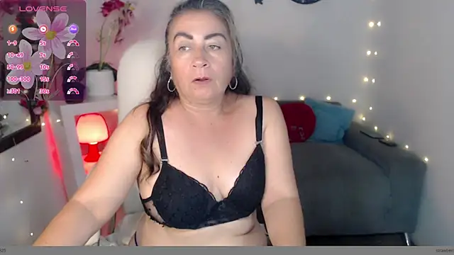 Snapshot of stepmother_105 chatting on December 30, 5:23 pm stepmother 105 online show from December 30, 5:23 pm