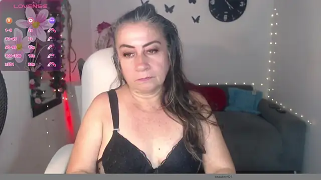 Snapshot of stepmother_105 chatting on January 14, 6:28 pm stepmother 105 online show from January 14, 6:28 pm