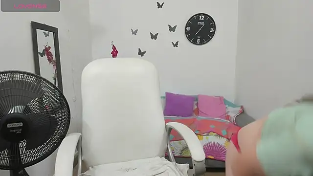 Snapshot of stepmother_105 chatting on April 24, 5:48 pm stepmother 105 online show from April 24, 5:48 pm