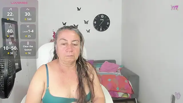 Snapshot of stepmother_105 chatting on May 28, 6:27 pm stepmother 105 online show from May 28, 6:27 pm