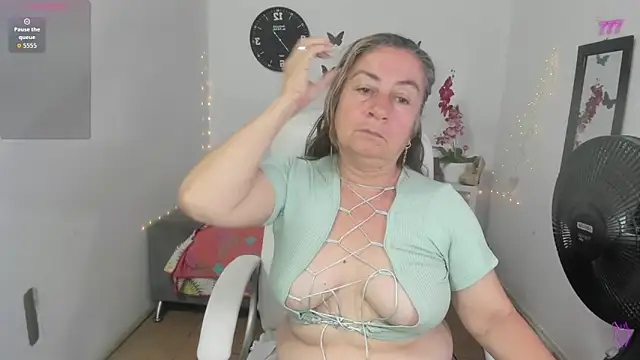 Snapshot of stepmother_105 chatting on May 30, 3:31 pm stepmother 105 online show from May 30, 3:31 pm