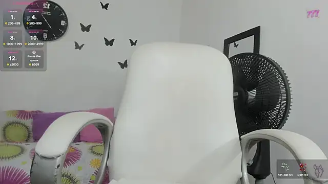 Snapshot of stepmother_105 chatting on May 31, 6:31 pm stepmother 105 online show from May 31, 6:31 pm