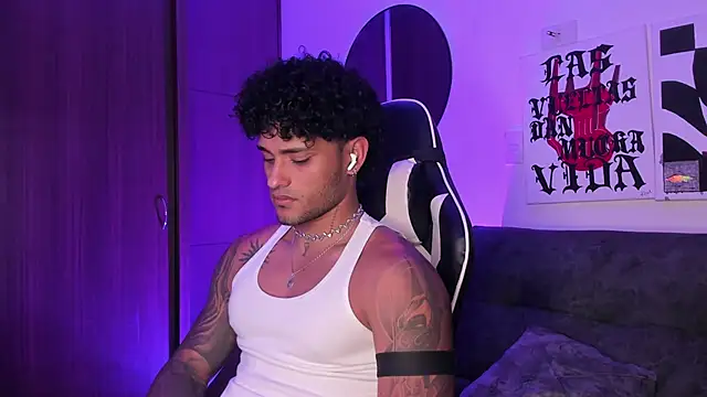 Snapshot of Alessandro_Vanni chatting on April 23, 2:02 am Alessandro Vanni online show from April 23, 2:02 am