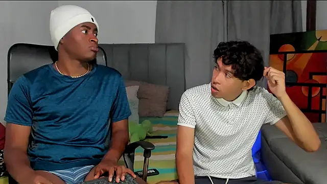 Snapshot of CrissBrownxxx chatting on April 23, 11:40 pm CrissBrownxxx online show from April 23, 11:40 pm