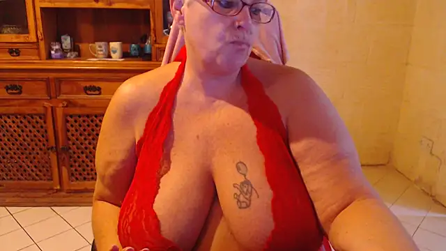 Snapshot of MISS_LINDAH chatting on October 1, 5:13 am MISS LINDAH online show from October 1, 5:13 am
