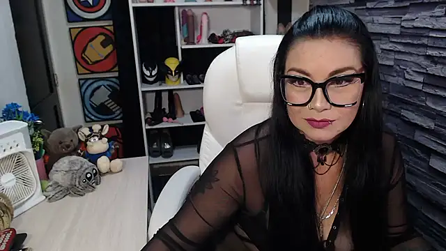 Snapshot of Cruela_deviil chatting on July 26, 6:26 pm Cruela deviil online show from July 26, 6:26 pm