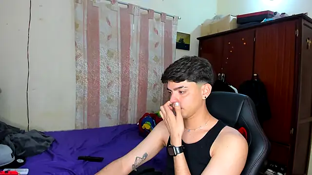 dylancrugerx online show from January 1, 9:09 pm