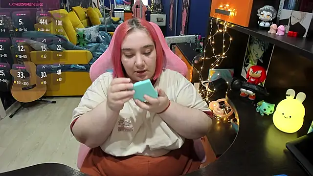 Snapshot of Softie_Sofy chatting on February 4, 1:27 pm Softie Sofy online show from February 4, 1:27 pm