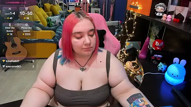 Snapshot of Softie_Sofy chatting on February 7, 6:24 am Softie Sofy online show from February 7, 6:24 am