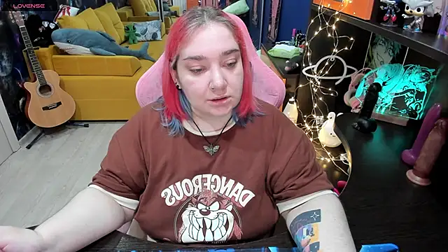 Snapshot of Softie_Sofy chatting on March 18, 3:53 am Softie Sofy online show from March 18, 3:53 am