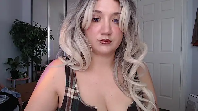 Snapshot of GoddessEmmy chatting on June 4, 8:26 pm GoddessEmmy online show from June 4, 8:26 pm