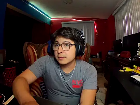 Nathanroberts111 online show from December 19, 11:34 pm