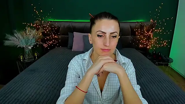 Rebecca Diamond online show from February 6, 3:52 pm