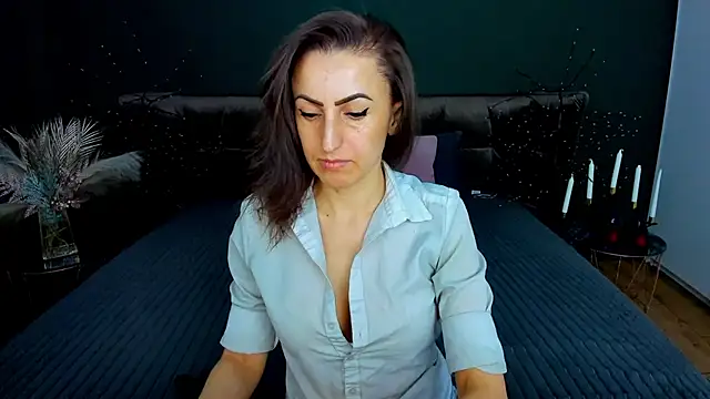 Rebecca Diamond online show from February 17, 6:32 am