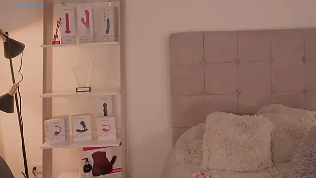 AbellaCroft online show from December 17, 6:31 pm