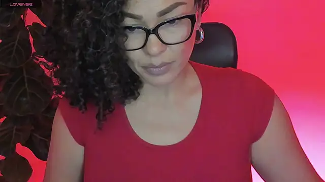 Snapshot of loving_mia chatting on January 5, 12:20 am loving mia online show from January 5, 12:20 am