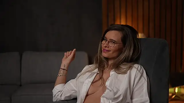 BrandyWhite online show from December 3, 9:00 am