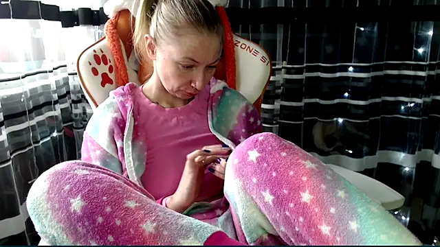 Snapshot of cold_lollipop chatting on February 19, 7:26 am cold lollipop online show from February 19, 7:26 am