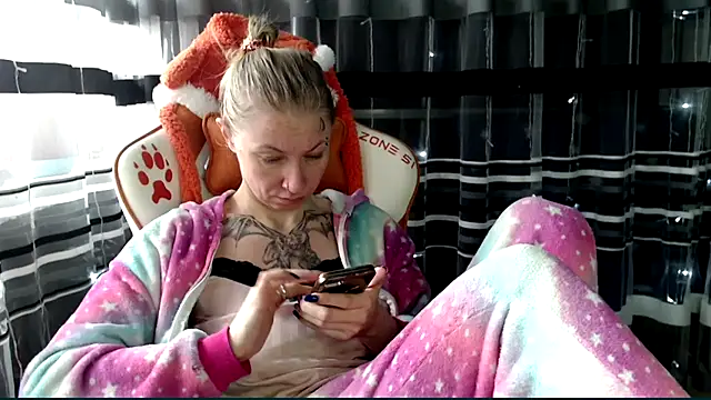 Snapshot of cold_lollipop chatting on February 20, 7:21 am cold lollipop online show from February 20, 7:21 am