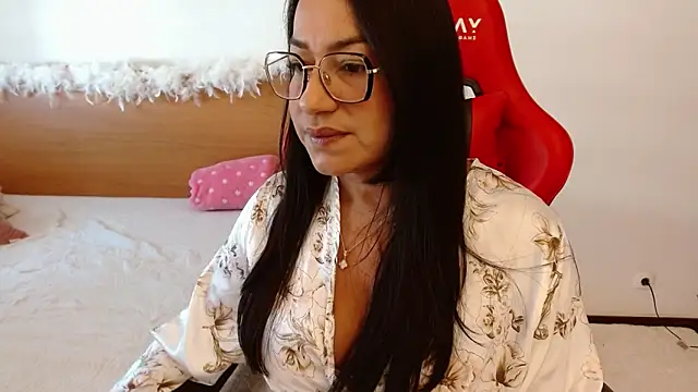 Snapshot of lucy_luu_ chatting on September 23, 3:04 pm lucy luu online show from September 23, 3:04 pm
