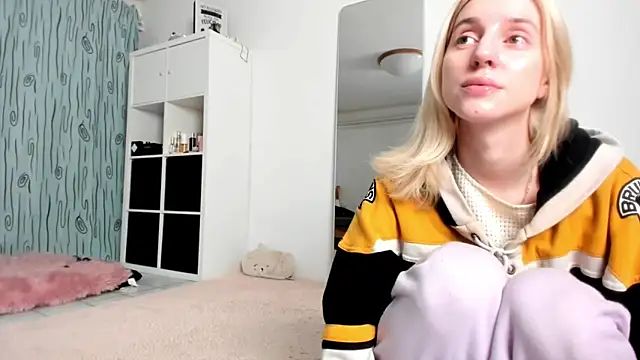 KenzieDawton online show from December 7, 4:42 am