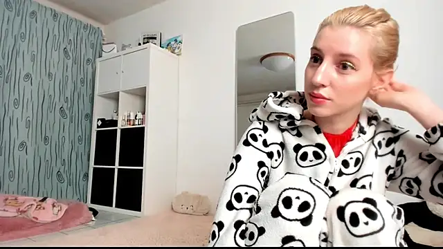 KenzieDawton online show from February 6, 5:03 am