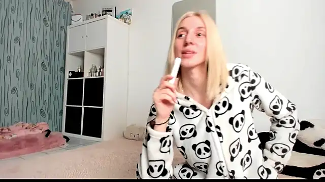 KenzieDawton online show from February 26, 6:32 pm