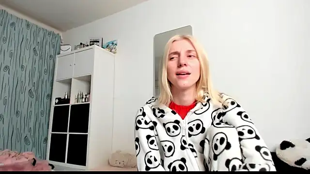 KenzieDawton online show from February 27, 5:02 am