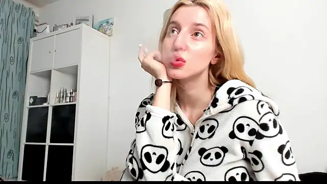 KenzieDawton online show from March 23, 6:58 am