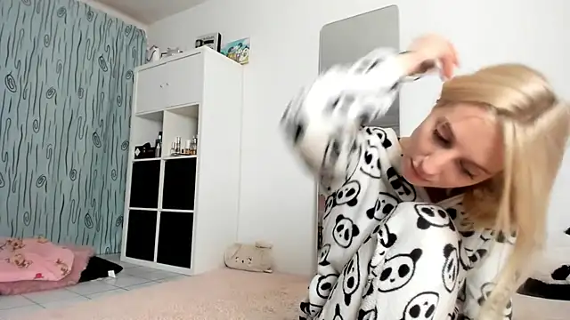 KenzieDawton online show from October 6, 8:06 pm