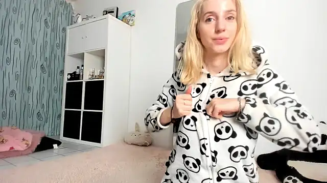 KenzieDawton online show from October 11, 6:12 am