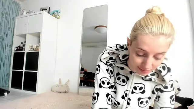 KenzieDawton online show from October 13, 6:24 am