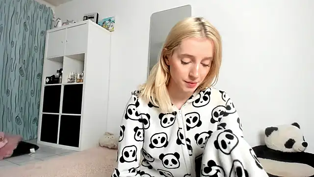 KenzieDawton online show from October 16, 6:58 am