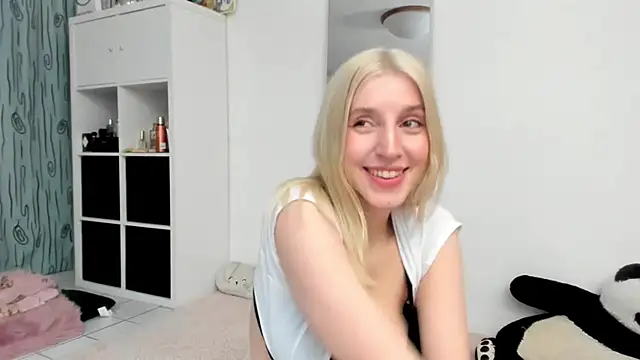 KenzieDawton online show from March 14, 7:08 pm