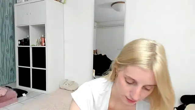 KenzieDawton online show from March 21, 6:44 pm